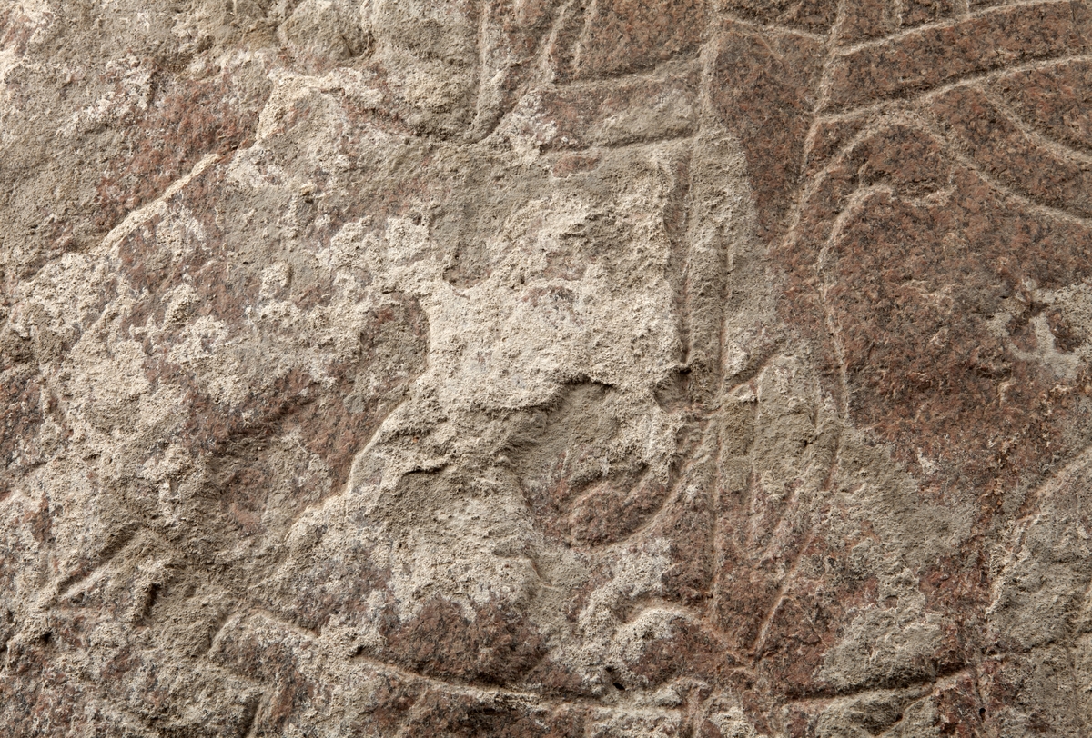 Detalj av fragment av runsten U941 tillvarataget i Franciskanklostrets område, kvarteret Torget, Uppsala