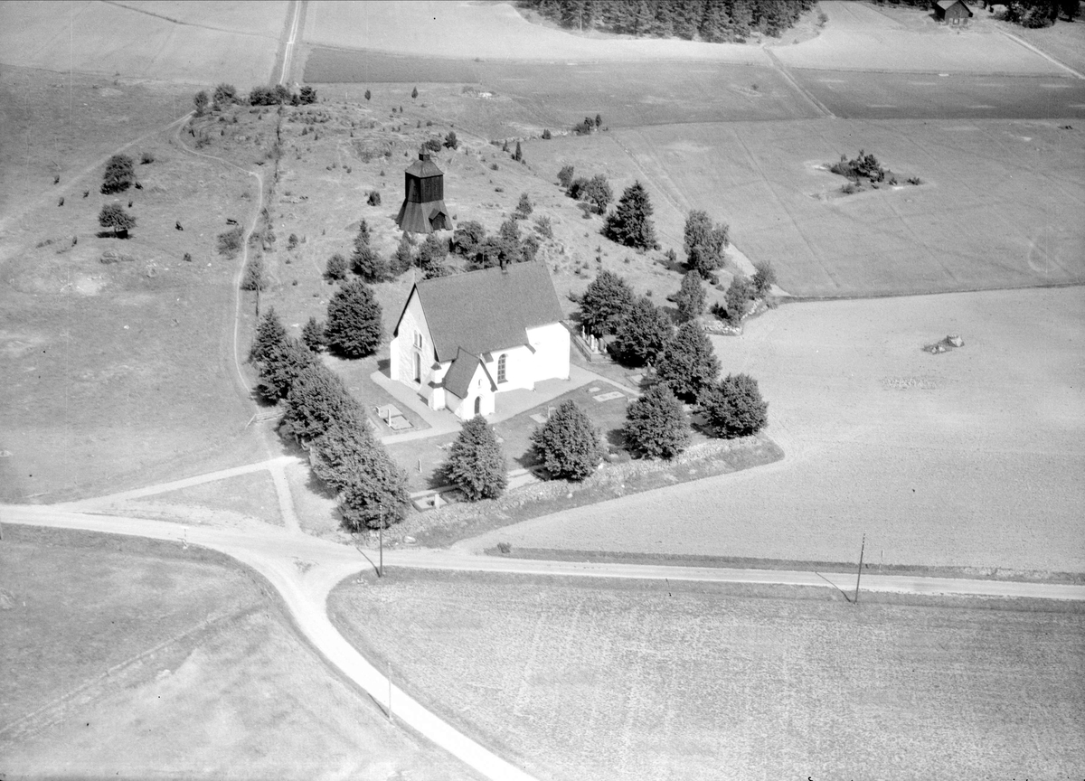 Flygfoto över Västeråkers kyrka, Västeråkers socken, Uppland 1947