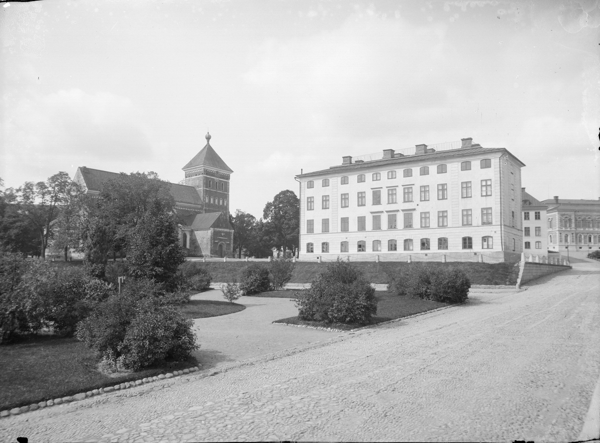 Folkskoleseminariet - Dekanhuset och Helga Trefaldighets kyrka från Riddartorget, Uppsala 1890