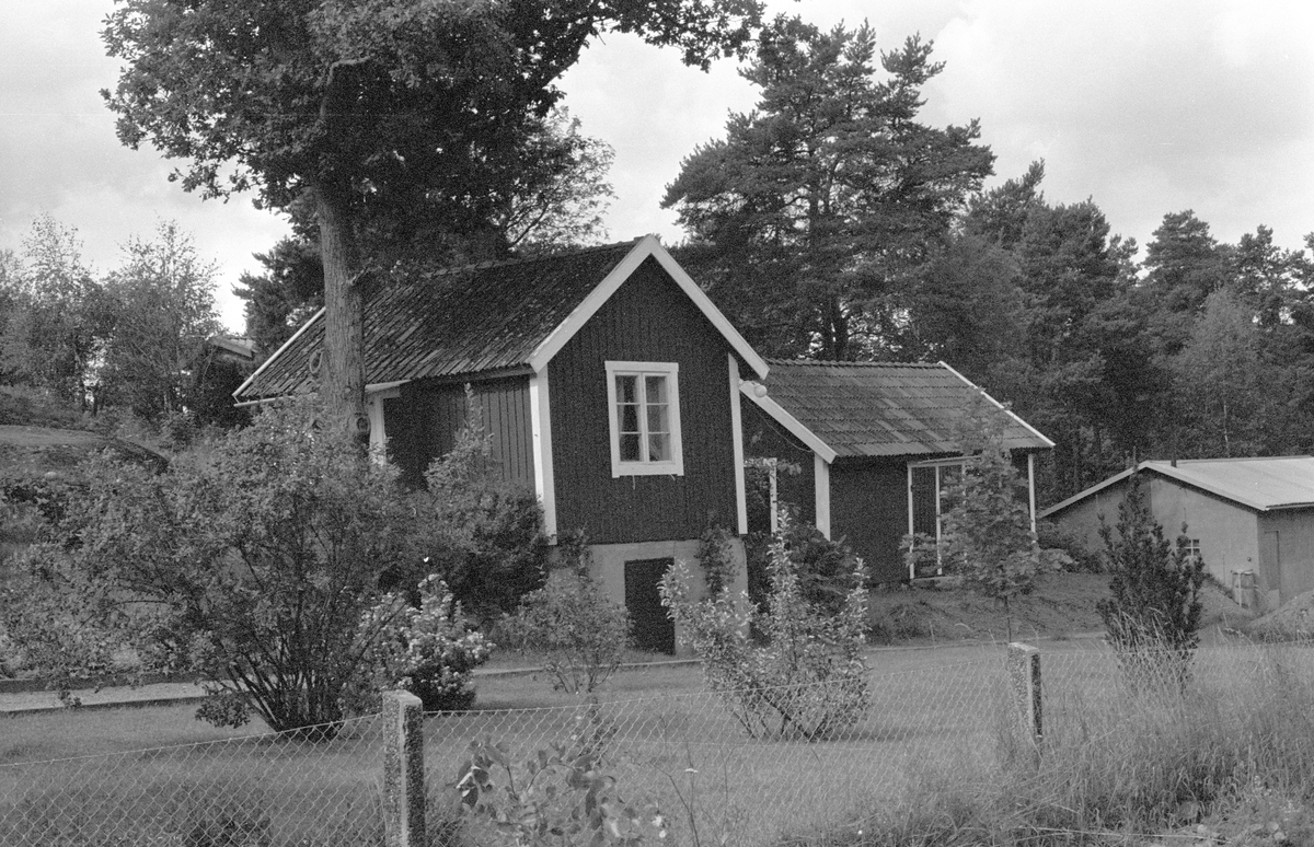 Bostadshus, Berga 2:8, Danmarks socken, Uppland 1977