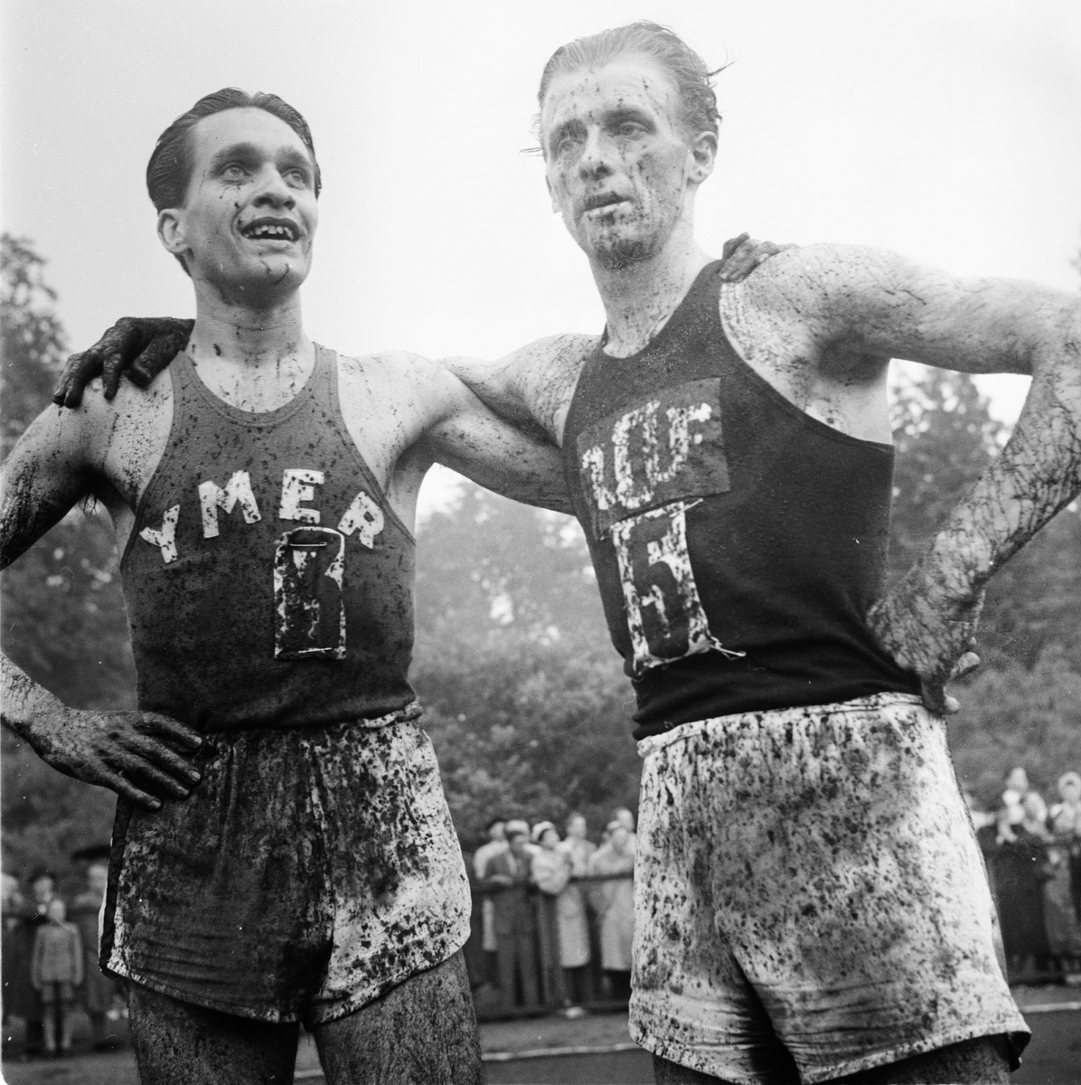 Gösta Jacobsson och Bertil Albertsson efter 10 000-metersloppet på Studenternas Idrottsplats