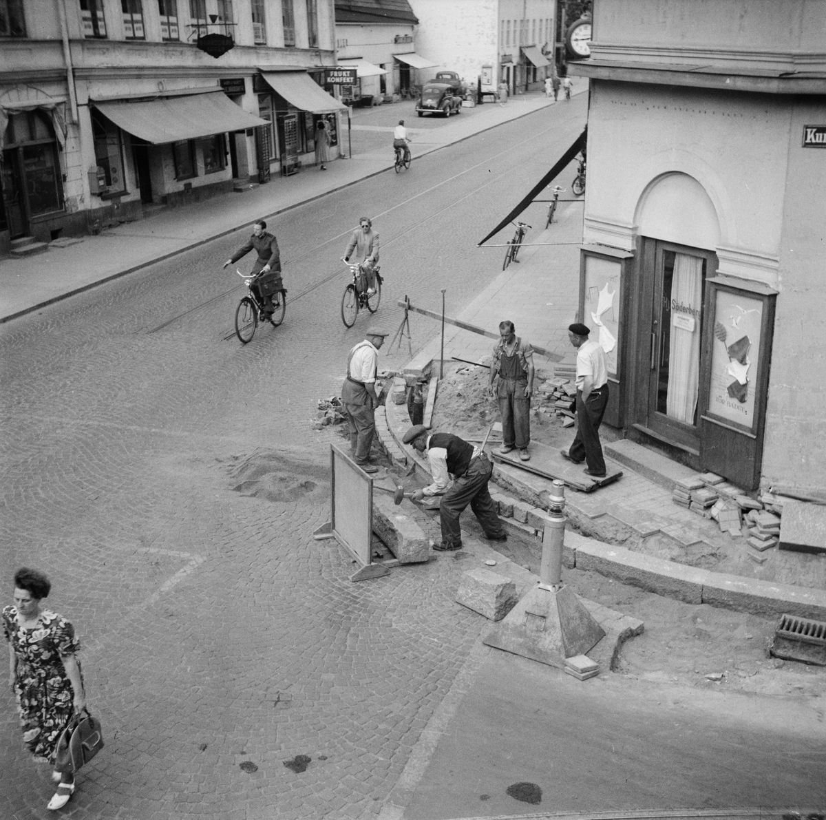 Gatuarbete i korsningen Vaksalagatan - Kungsgatan, Uppsala 1950