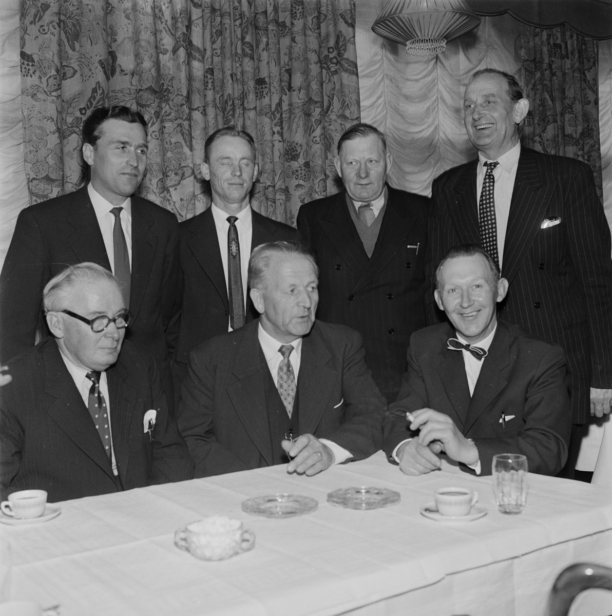 Uppsala läns landsting - landstingsmän med landstingets ordförande Arthur E Elmroth (sittande i mitten), Uppsala 1956