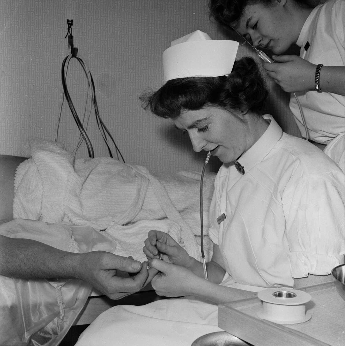Sjuksköterskan Ann-Sofi Olin tar blodprov på en patient