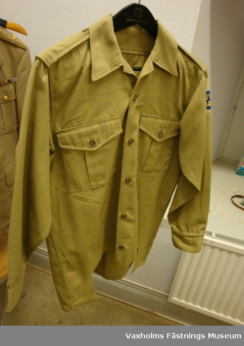 Vapenrock och skjorta m/61.
