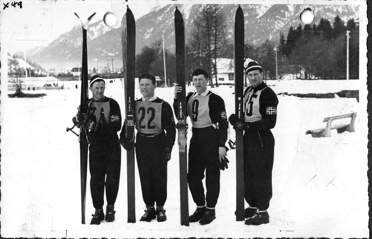 Det norske firemannslaget foran det spesielle hopprettet i OL i 1936. F.v. Birger Ruud, Arnholdt Kongsgård, Kåre Walberg, Reidar Andersen. The Norwegian team before the special jumping competition in the Winter Olympics in 1936.