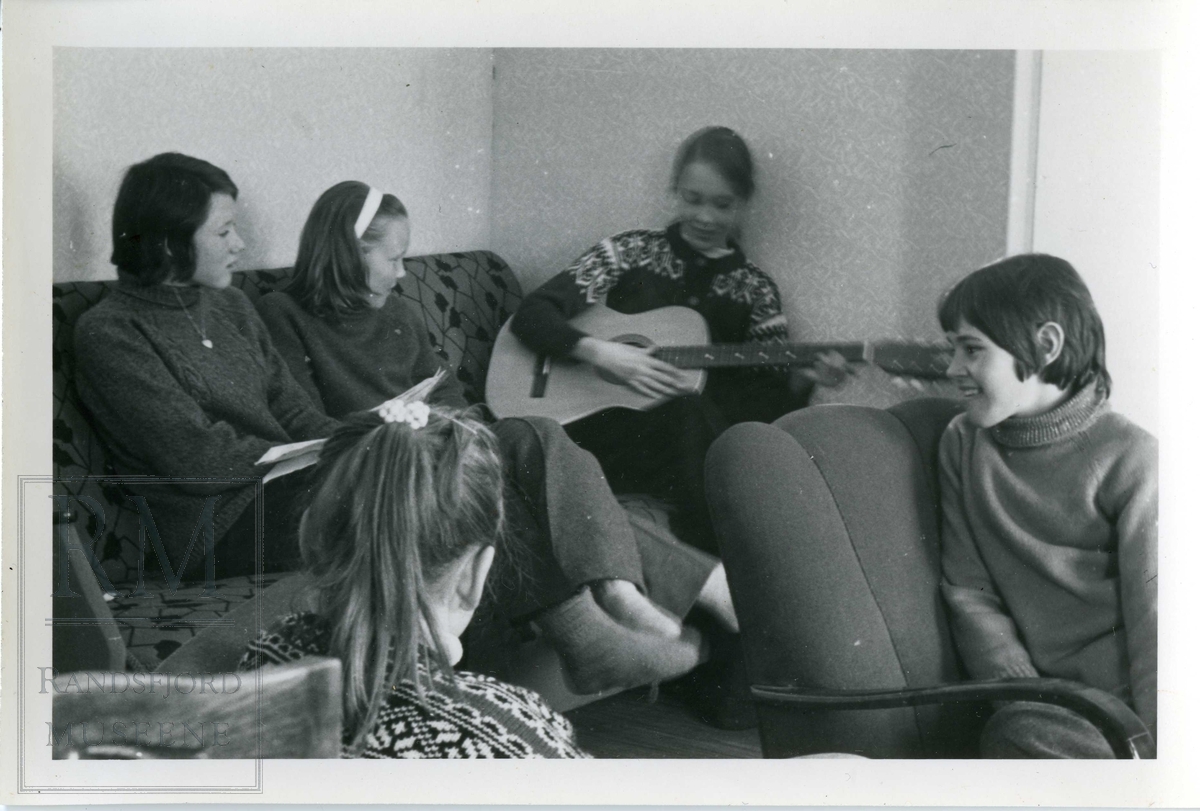 Leikvoll barneavholdslag, foto fra møter, gitarspill m.m.