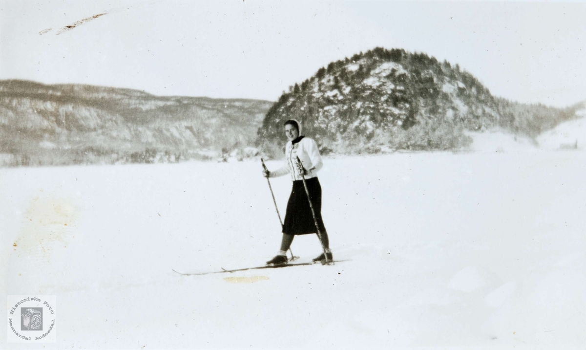 Anne Thommassen på ski på Øydnavannet i Audnedal.
