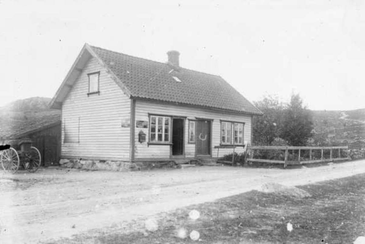 Handelshuset på Sviland, veien til Grønnestad oppover t.h.