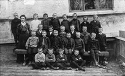 Skoleklasse fra 1904. F.f.v. Isak Skei, Ola G. Nygaard, Otta