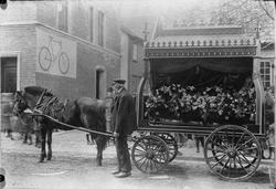 Hest med likvogn i Langgata i Sandnes, kusken heter Sveinsvo