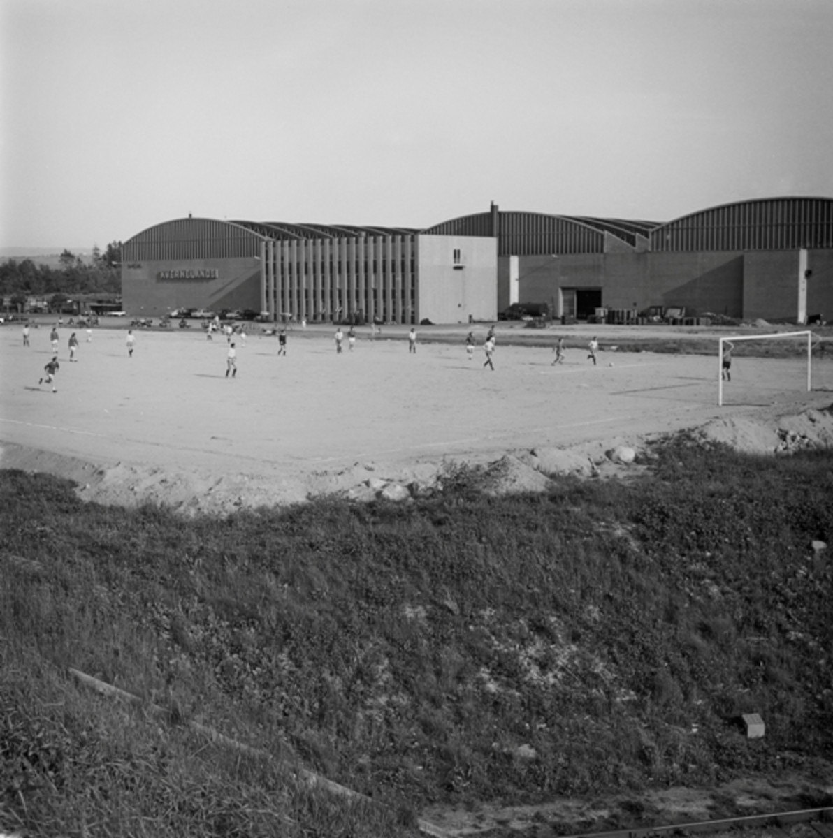 Fotballbanen foran fabrikken til Kvernelands Fabrikk AS, bilde tatt på åpningsdagen av banen