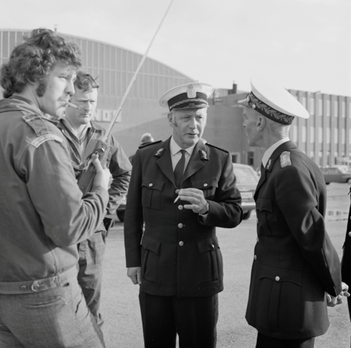 Brannøvelse i Kvernelands Fabrikk AS, juni 1974: samtale foran fabrikkbygningen