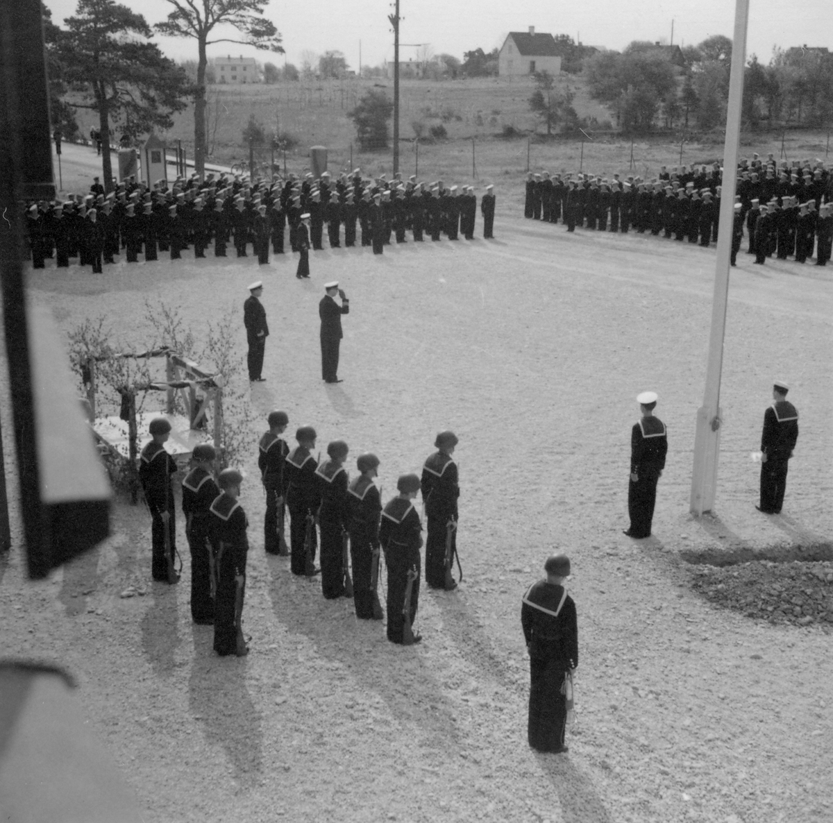 Svenska flaggans dag firas på Gotlands kustartilleriregemente, KA 3, vid Fårösund, 1938.
Uppställning av manskap, hälsning på befäl på regementsgården.