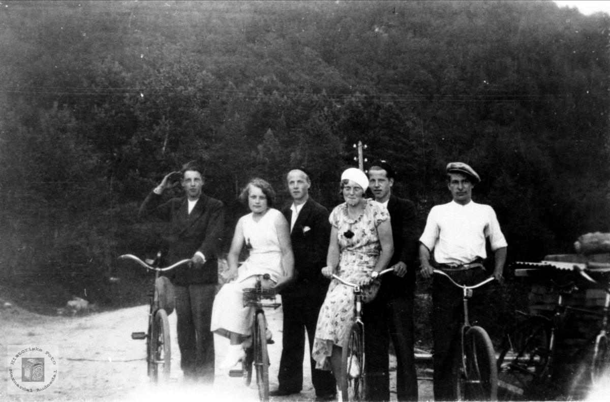 Personer fra Bjelland på sykkeltur.