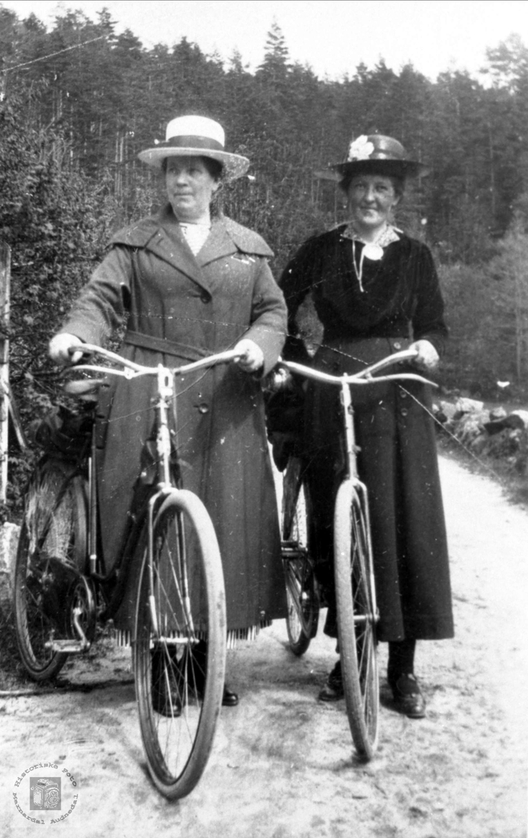 Syklister. Sofie Heddeland og ukjent.