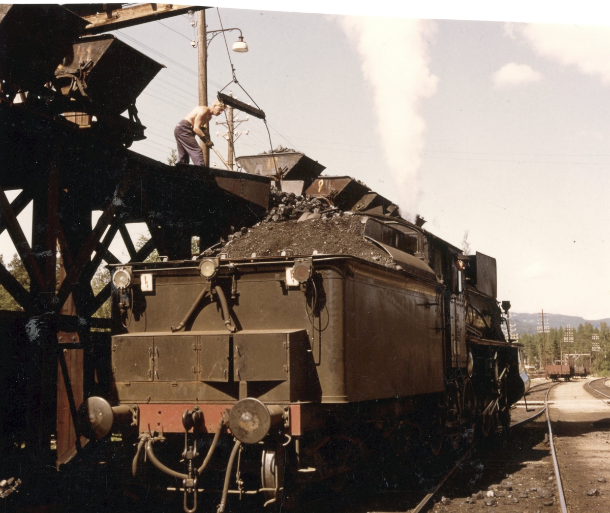 Kullfylling på damplokomotiv 26c nr. 414 under oppholdet på Koppang stasjon