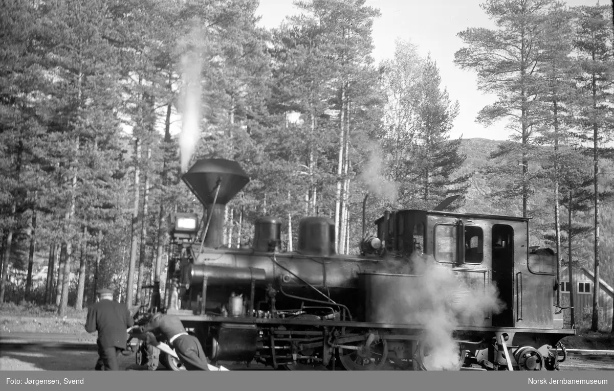 Damplokomotiv nr. 7 på svingskiva på Byglandsfjord stasjon