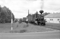 Damplokomotiv nr.2 i godstog 5661 tar vann på Evje stasjon