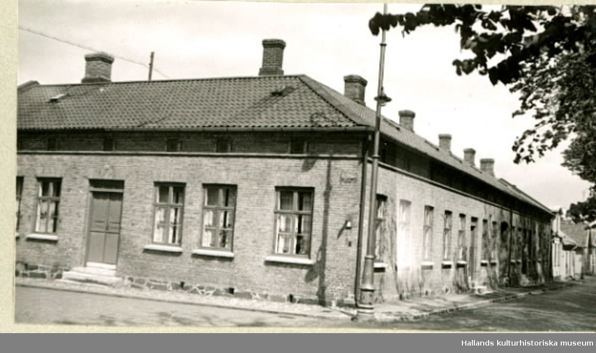 "Exteriör. Bostadshus.  Varberg, Kv Klockaren 10, Östra Vallgatan. Bilden med texten: "Arbetarbostäder från 1864".