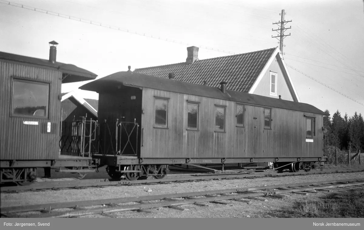 Personvogn litra BFo nr. 5 i tog til Sørumsand på Mork stasjon