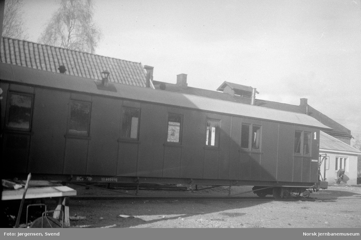 Personvogn litra BCo nr. 3 hensatt ved lokstallen på Bjørkelangen stasjon