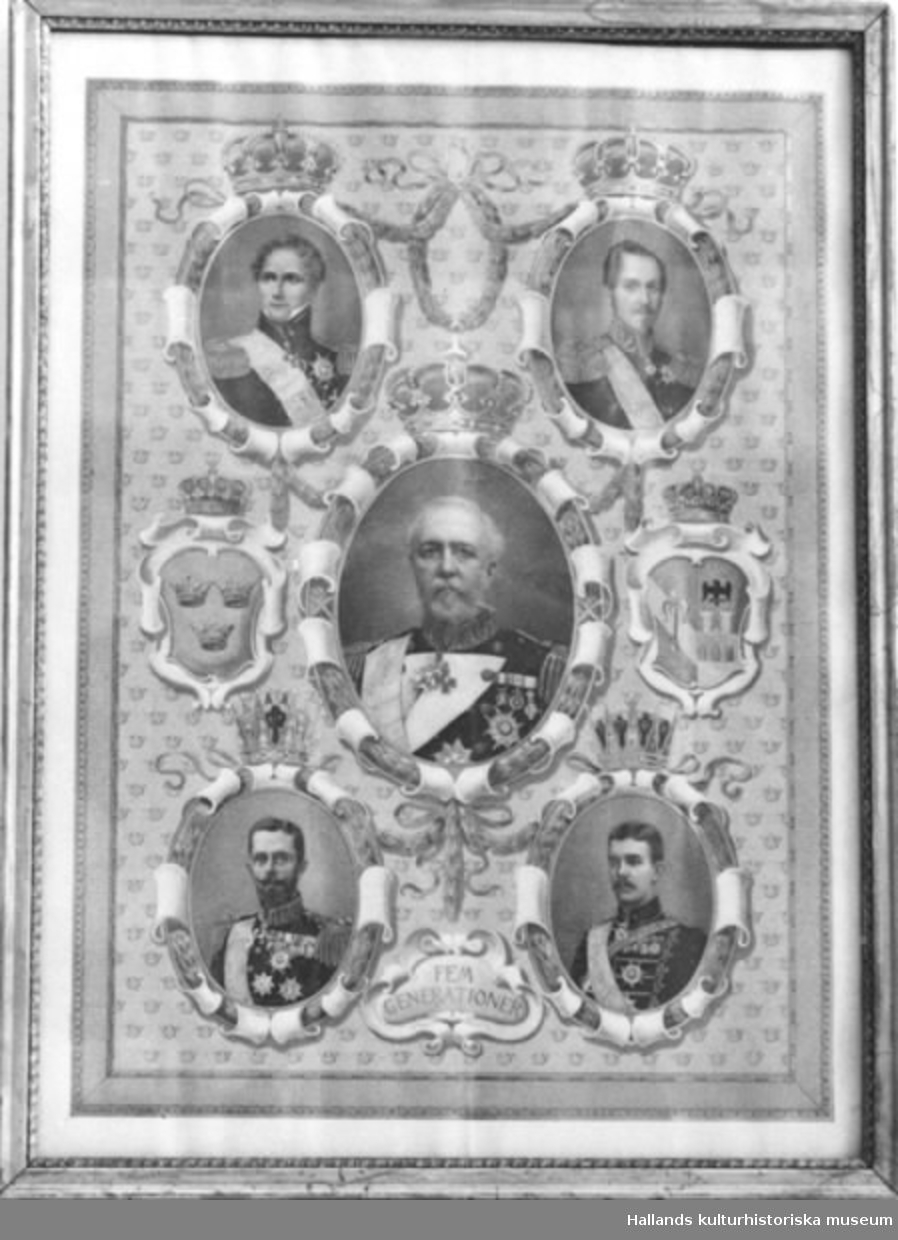 Rektangulär. a) Litografi, oljetryck.Motiv: Fem generationer kungar från Oscar I t.o.m. Gustav VI Adolf. Glasad. b) Ram: bredd 1 cm, av förgyllt trä, profilerad.