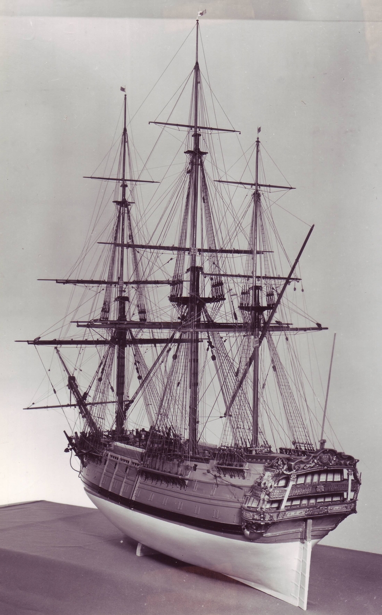'Den Norske Løwe' - orlogskib: 70 kanoner 164` x  44` x  19`. Bygget i København 1735.