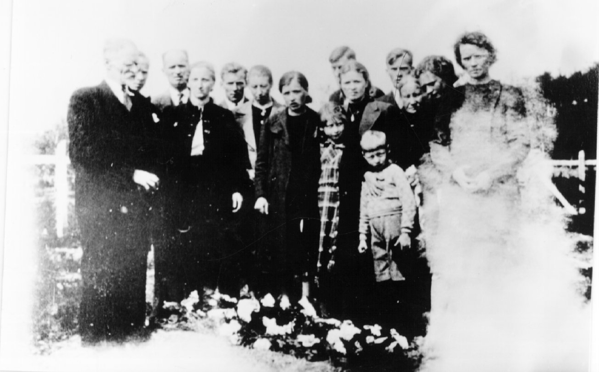 Bergavelsen til Emma Berg. Fra venstre, nummer 4 Astri Berg, nr. 5 Sverre Berg, nr. 7 Hanna Berg, nr. 12 Lilly Berg og nr. 15 Agnes Berg. Lyngen, 1925 eller 1929.
