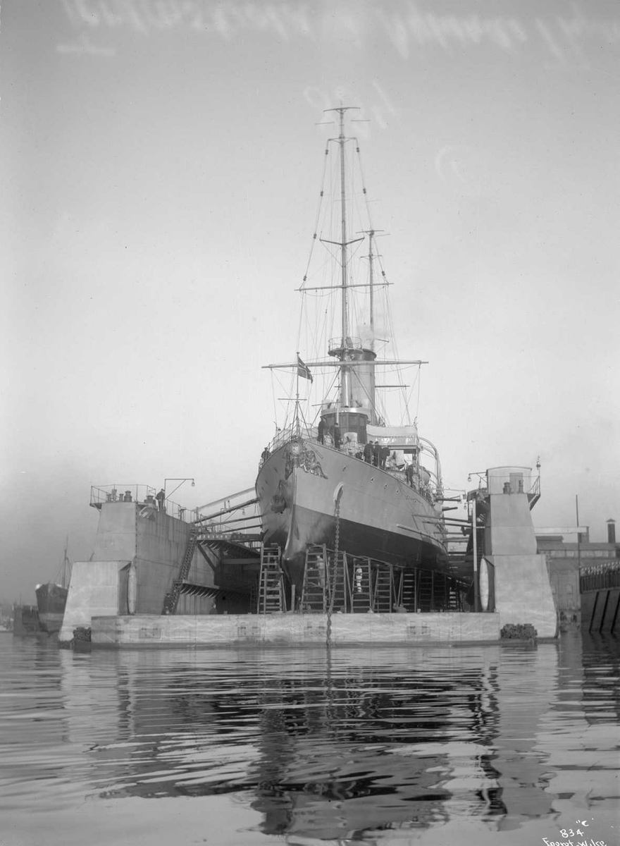 Tordenskjold (b. 1897, Armstrong, Newcastle), (KNM), panserskip, i Nylands flytedokk