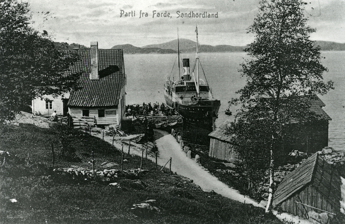 Postkort med motiv fra Førde, Søndhordland. Med D/S Rosendal til kai.