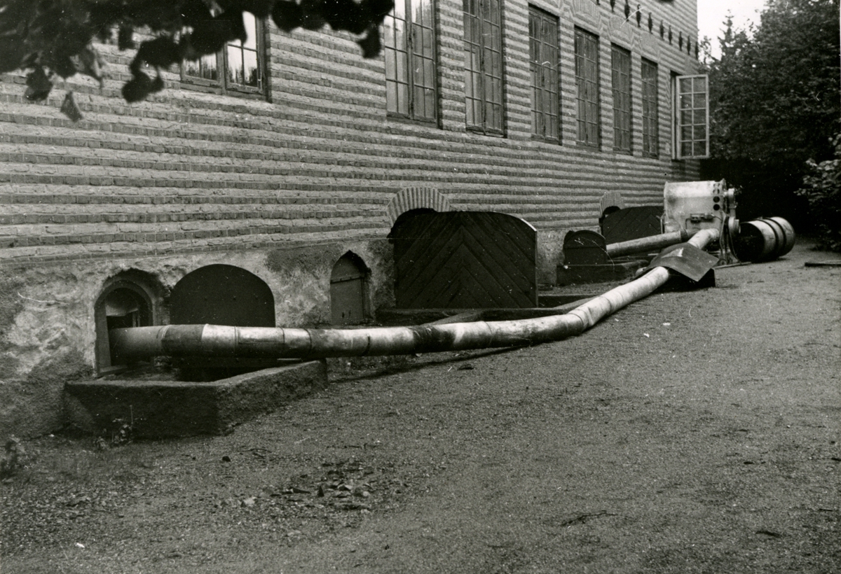 Kjelleren tørkes - etter oversvømmelse på Norsk Sjøfartsmuseums sommeren 1951.