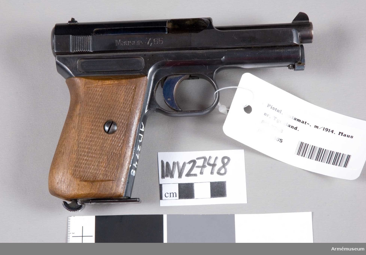 Halvautomatisk pistol av Mausers patent. Består av: 1 pistol, 1 magasin.