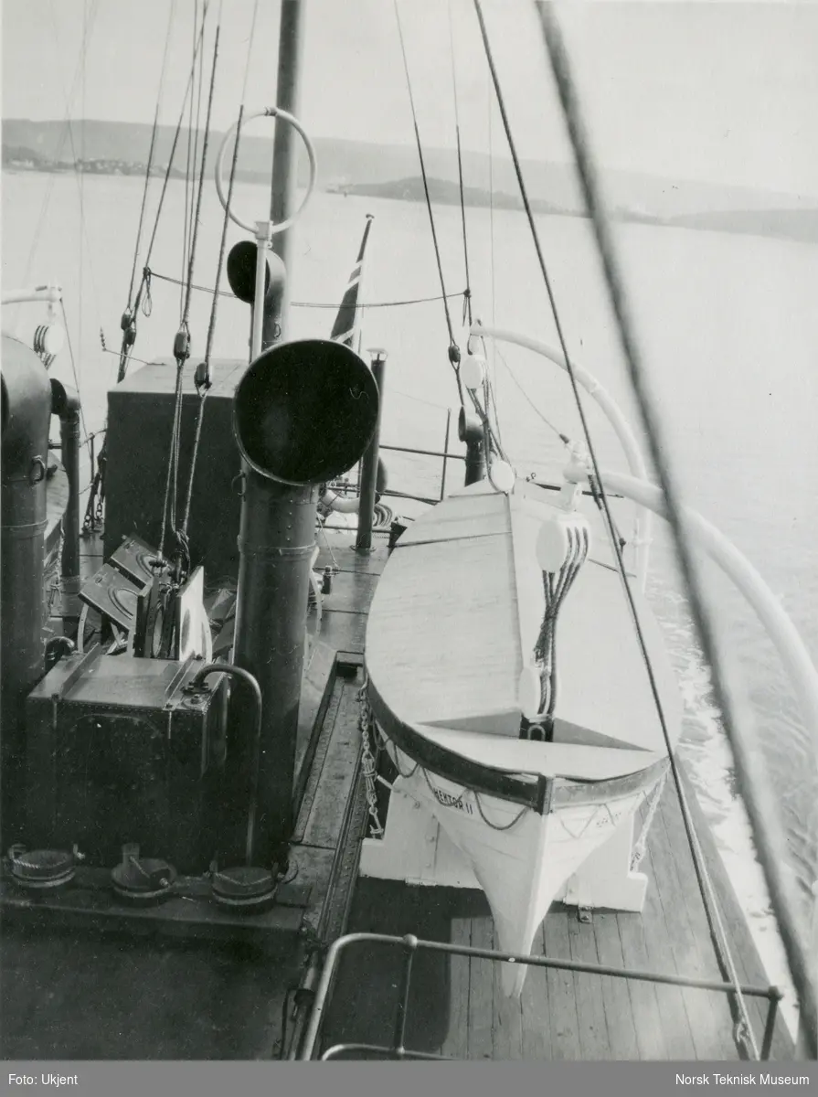 Bakre dekk på hvalfangstskipet D/S Hektor II (senere omdøpt til Norman I), B/N 458 under prøvetur i Oslofjorden. Skipet ble levert av Akers Mek. Verksted i 1930 til A/S Hektor, ved skipsreder N. Bugge, Tønsberg.