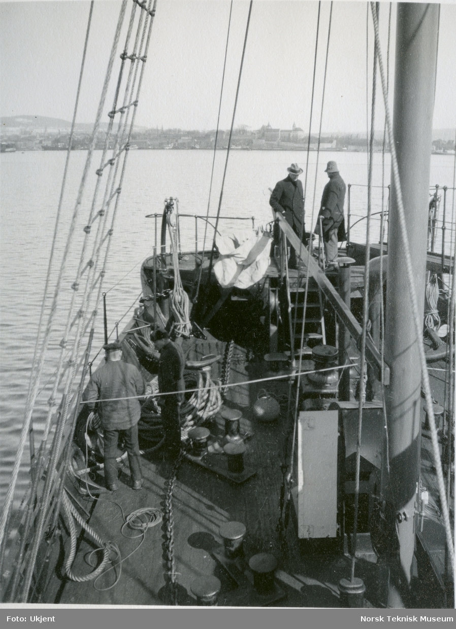 Fire menn på dekk på hvalfangstskipet D/S Hav (omdøpt til Hvalur 4 i 1963), B/N 460 under prøvetur i Oslofjorden. Skipet ble levert av Akers mek. Verksted i 1931 til A/S Polhavet ved Granøe & Fuhr, Tønsberg.