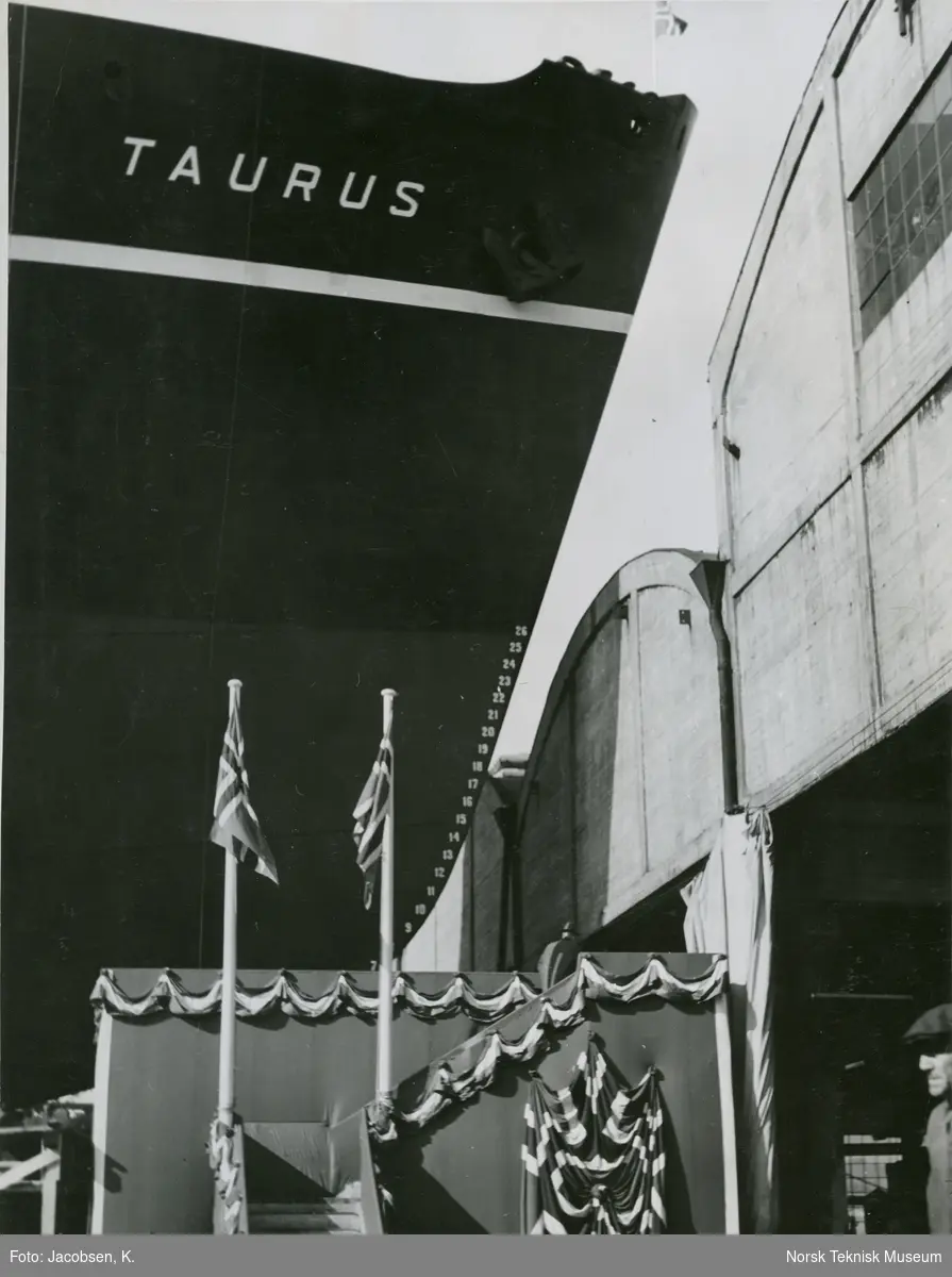 Tribunen ved baugen til cargolineren M/S Taurus, B/N 482 før stabelavløpning på Akers Mek. Verksted 6. april 1948. Skipet ble levert i 1948 til Wilh. Wilhelmsen.