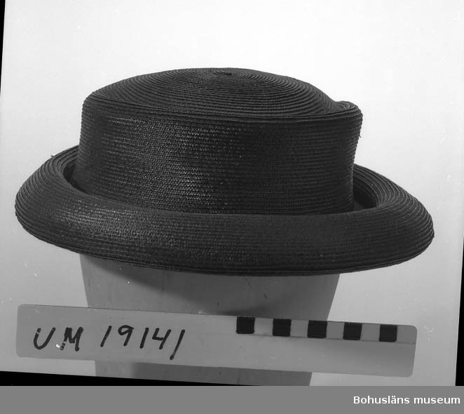 471 Tillverkningstid 1930-TAL
410 Mått/Vikt ! BRÄTTB. 5 CM
394 Landskap BOHUSLÄN

Hatt av stråfläta. Mörkblå. Invikta brätten. 

Se UM19130.