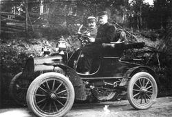 Imperial fra 1903 på biltur til Gjørvik : ved rattet ingeniø