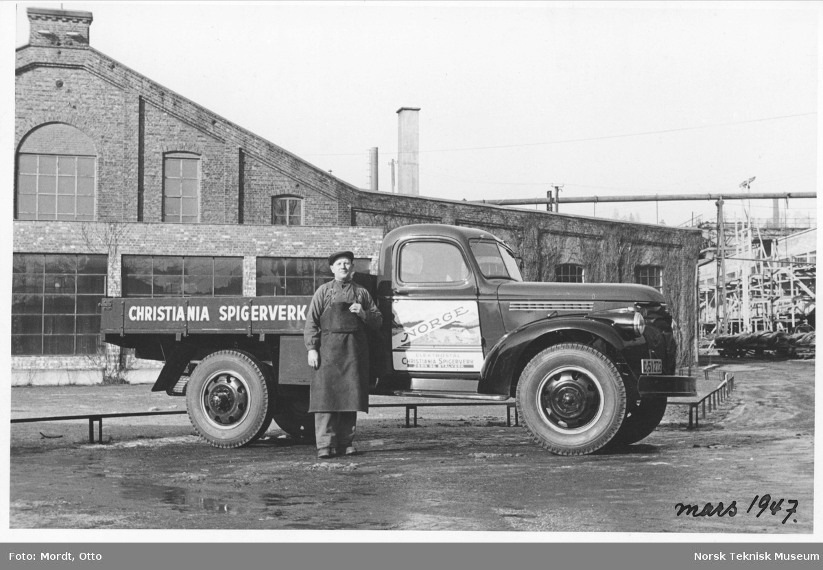 Nyanskaffet lastebil på Spigerverket, utenfor redskapsfabrikken, mars 1947
