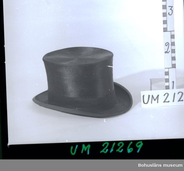 594 Landskap BOHUSLÄN

Hög hatt insvept i sjal UM21268 och förvarad i hattask UM21267.
Läderbandet på hattens insida slitet p.g.a.användning.
Insektsangreppskada på brättens undersida.

UMFF 6:6, 6:3