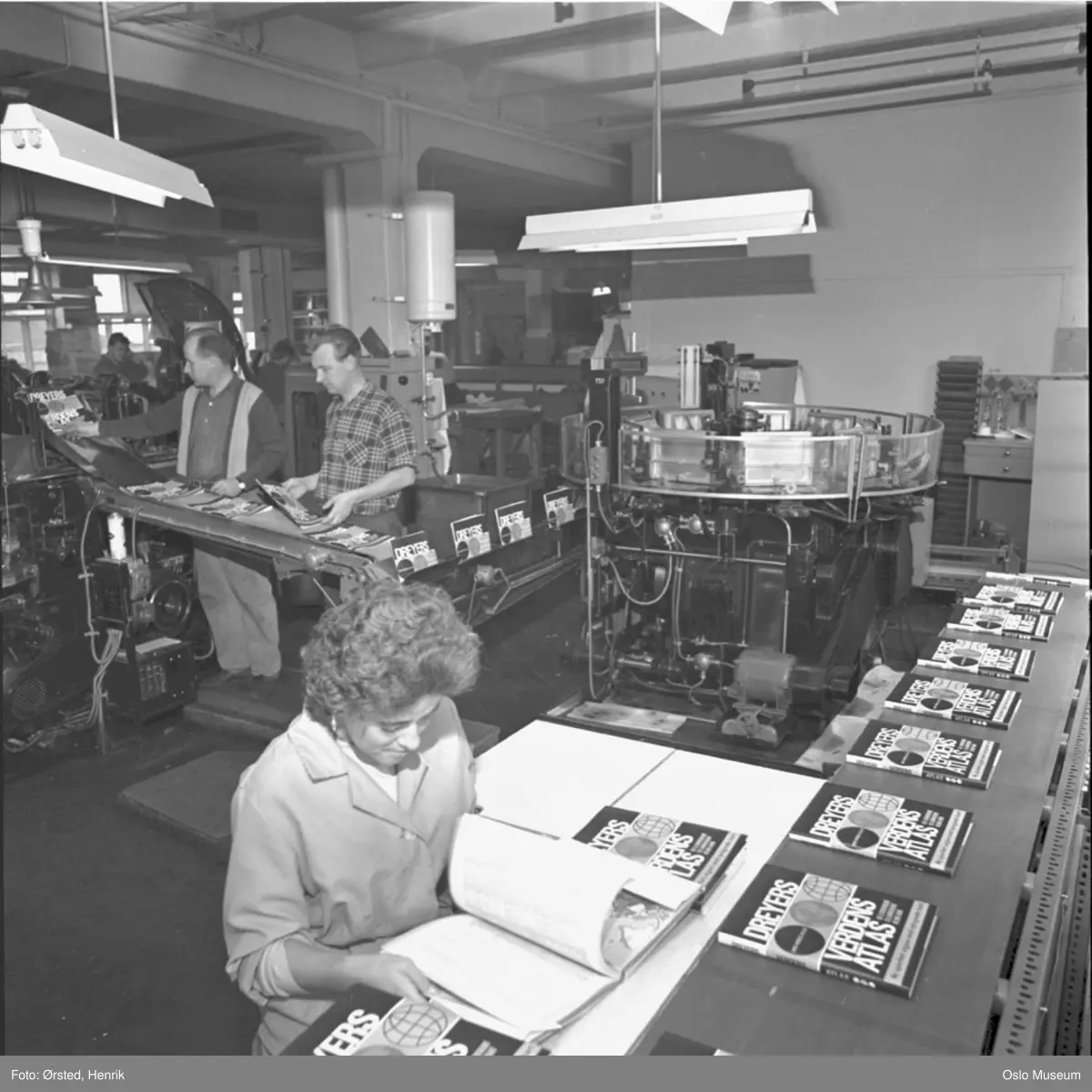 Produksjon av Dreyers verdensatlas. Oslo Museum / DigitaltMuseum