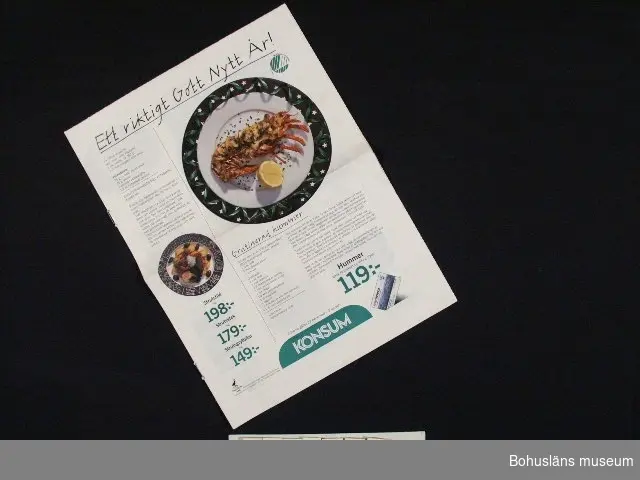 Broschyr i fyrfärgstryck från Gröna Konsum, producerad för butiker i västsverige med rubriken: "Ett riktigt Gott Nytt År!"
Broschyren gör  reklam för mat att inhandla och enkelt tillaga till nyårsfesten 2000.

För information om Millennieinsamlingen, se UM27360.