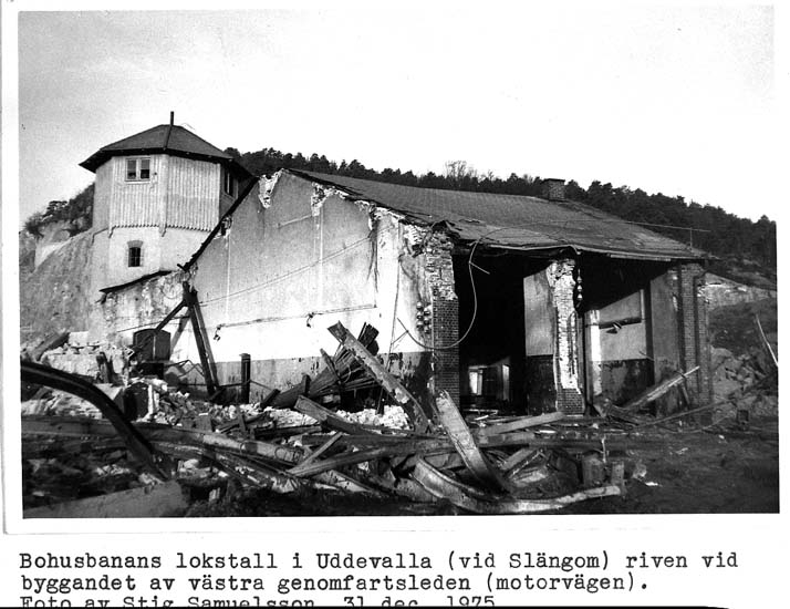 Text på kortet: "Bohusbanans lokstall i Uddevalla (vid Slängom) riven vid byggandet av västra genomfartsleden (motorvägen). Foto av Stig Samuelsson 31 dec. 1975".
