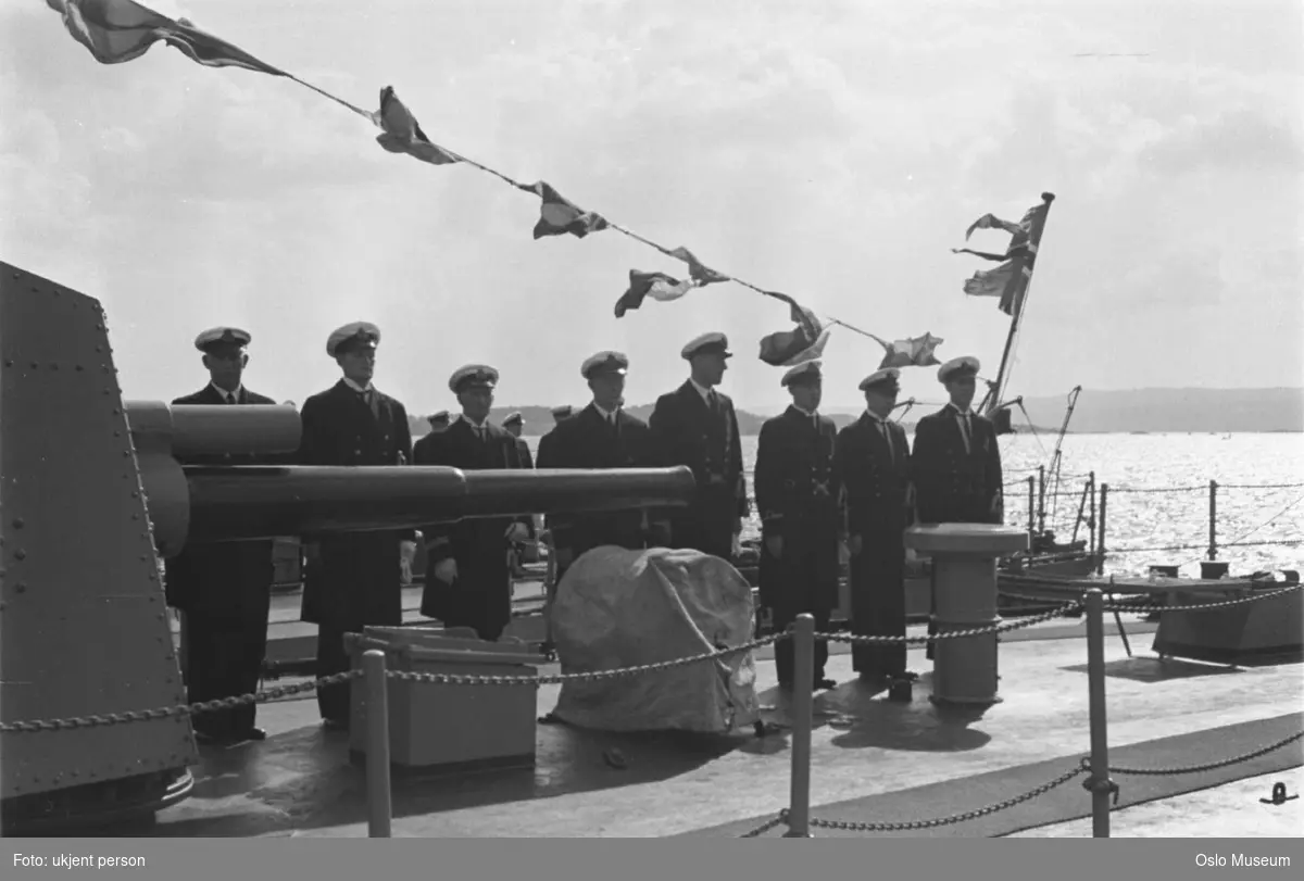 norsk krigsskip, marinefartøy, flaggpryd, marineoffiserer