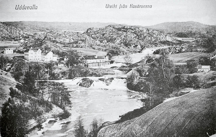 Tryckt text på bildens framsida: Utsikt från Kasärnerna. Uddevalla.