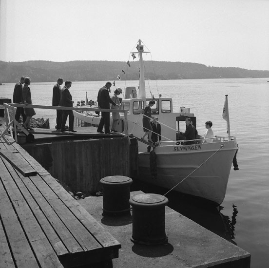 Vid dop och sjösättning av fartyg 215 M/T Taurus. Gästerna tar passagerarfärjan Sunningen till Gustafsberg.