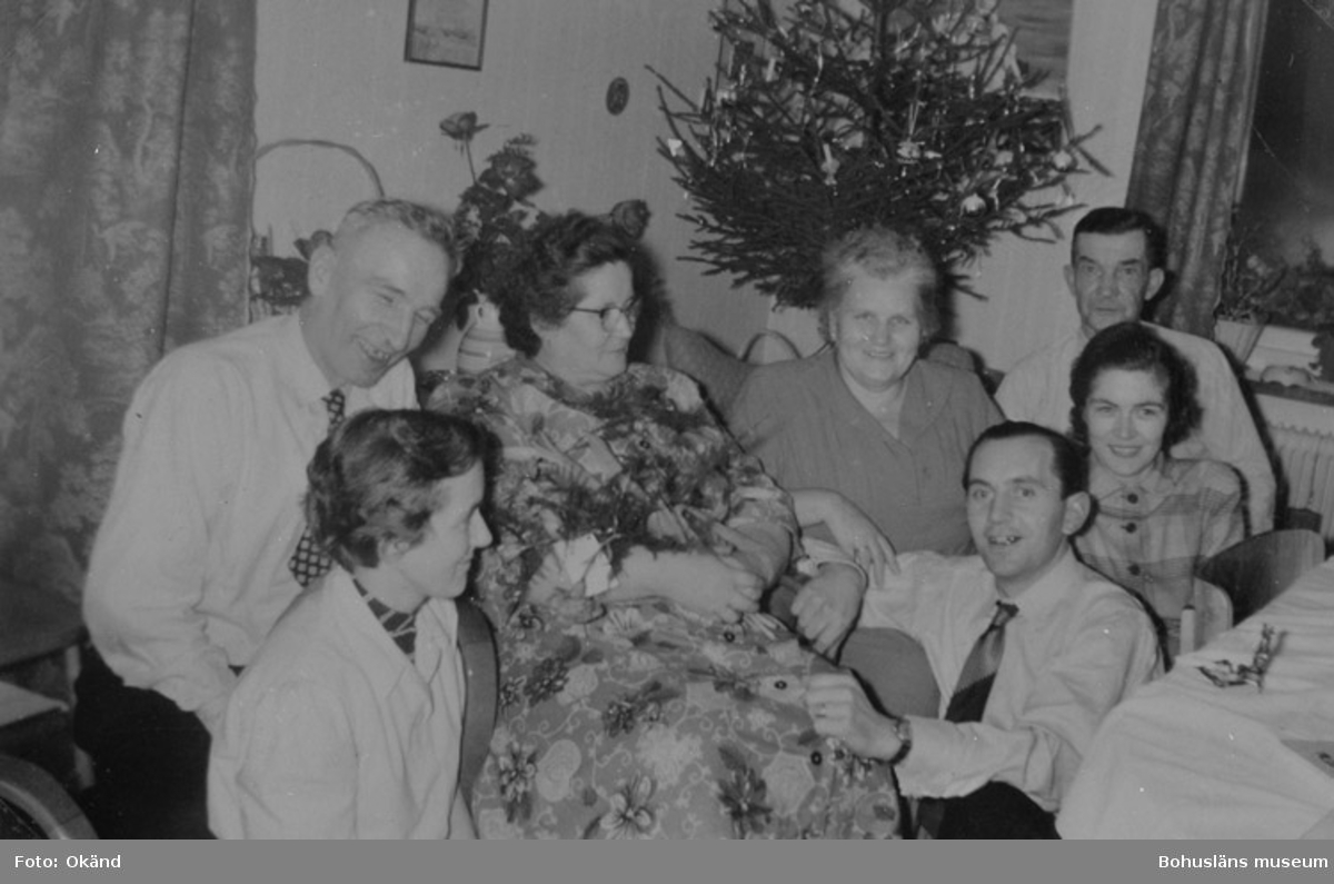 "Jul hos fam. Harder 1953 fr. v. Henny Sichtling (f. Harder), Willi och Martha Harder, föräldrarna Sichtling (på besök från Östtyskland), Litti Harder och ? Sichtling, Hans och herta Busch var inbjudna."