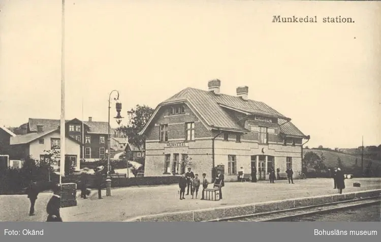 Tryckt text på kortet: "Munkedal station".