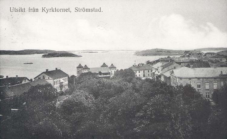 Tryckt text på kortet: "Utsikt från Kyrktornet, Strömstad." 
"Förlag: Frida Dahlgren Garn & Kortvaruaffär, Strömstad."