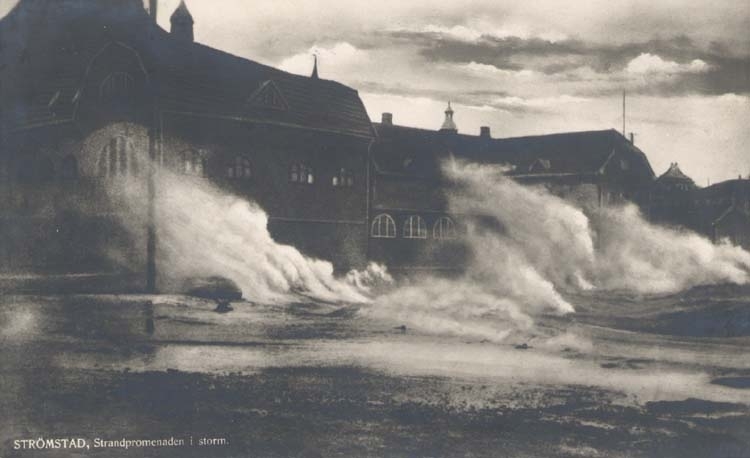 Stormsjöar över strandpromenaden 1924